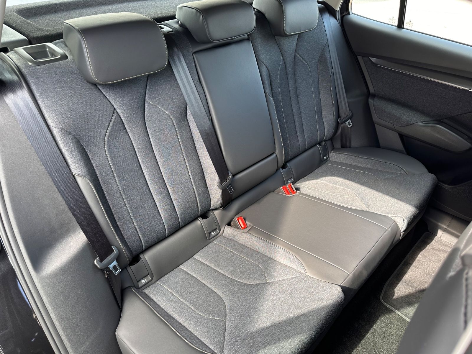 Fahrzeugabbildung SKODA Elroq 60 Loft AHK/ACC/Navi/LED/RFK/PDC/APP