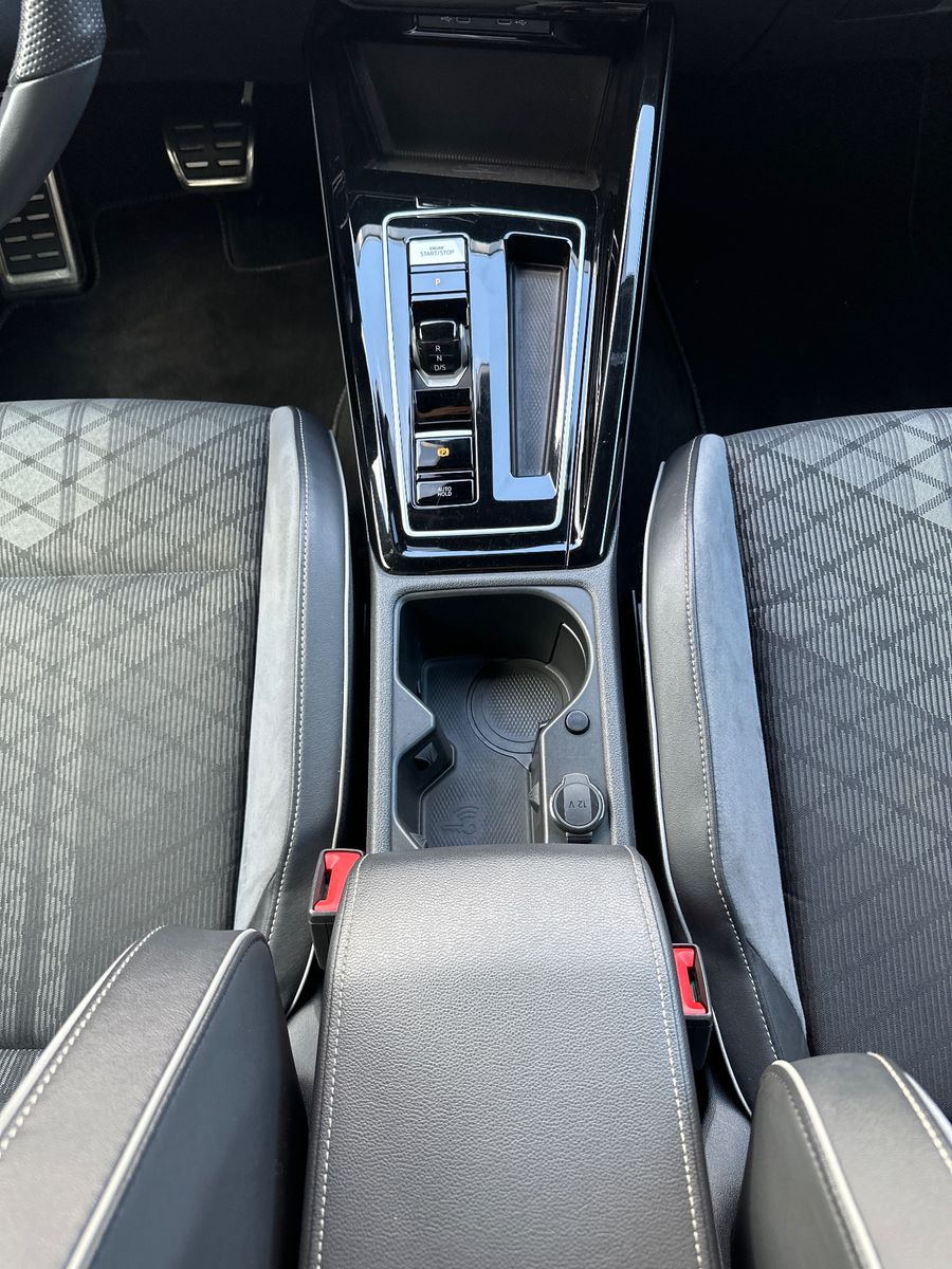 Fahrzeugabbildung Volkswagen Golf Variant R-Line NAV+LED+AHK+KAMERA+ACC+18ZO