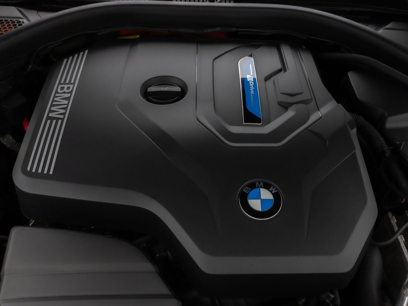 Fahrzeugabbildung BMW 330e Individual DAB HiFi Fernlichtassist PDC LED