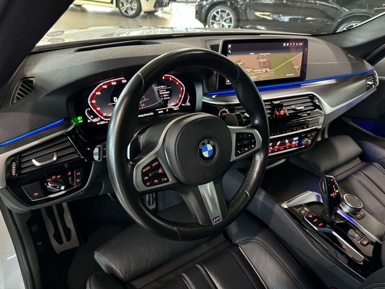 Fahrzeugabbildung BMW 540i xD M Sport Panorama Kamera HiFi HUD DAB Kom