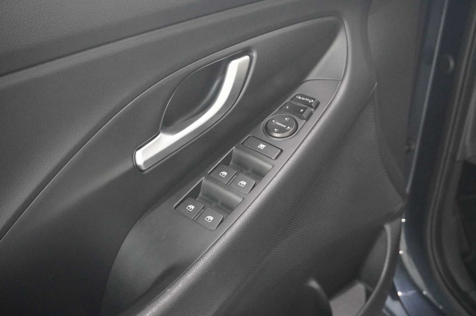 Fahrzeugabbildung Hyundai i30 1.5 T-GDI PURE NAVI/LED/KAMERA/SPORT/SH/AHK