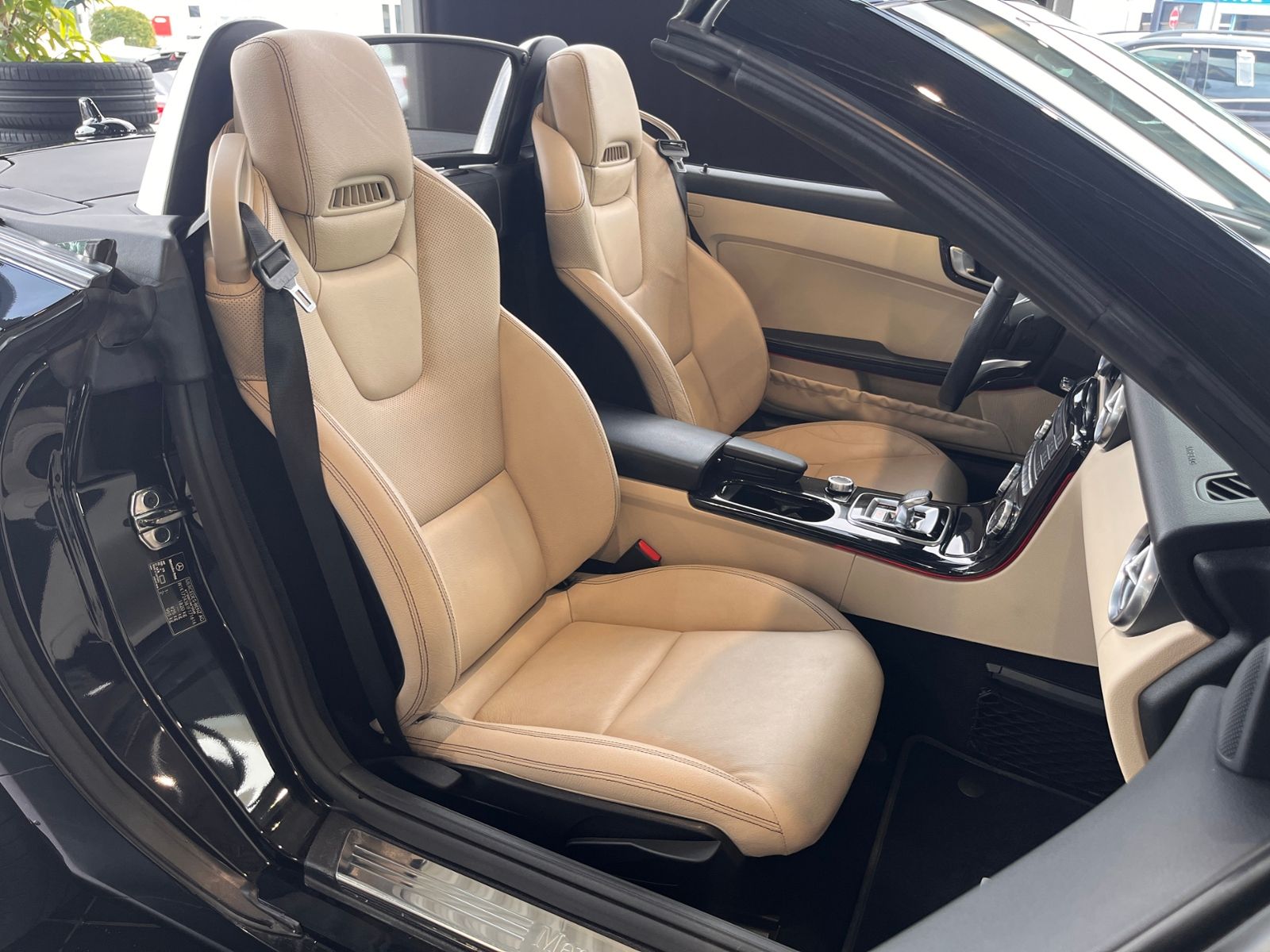 Fahrzeugabbildung Mercedes-Benz SLC 300 KLIMA NAV SHZ LEDER BEIGE
