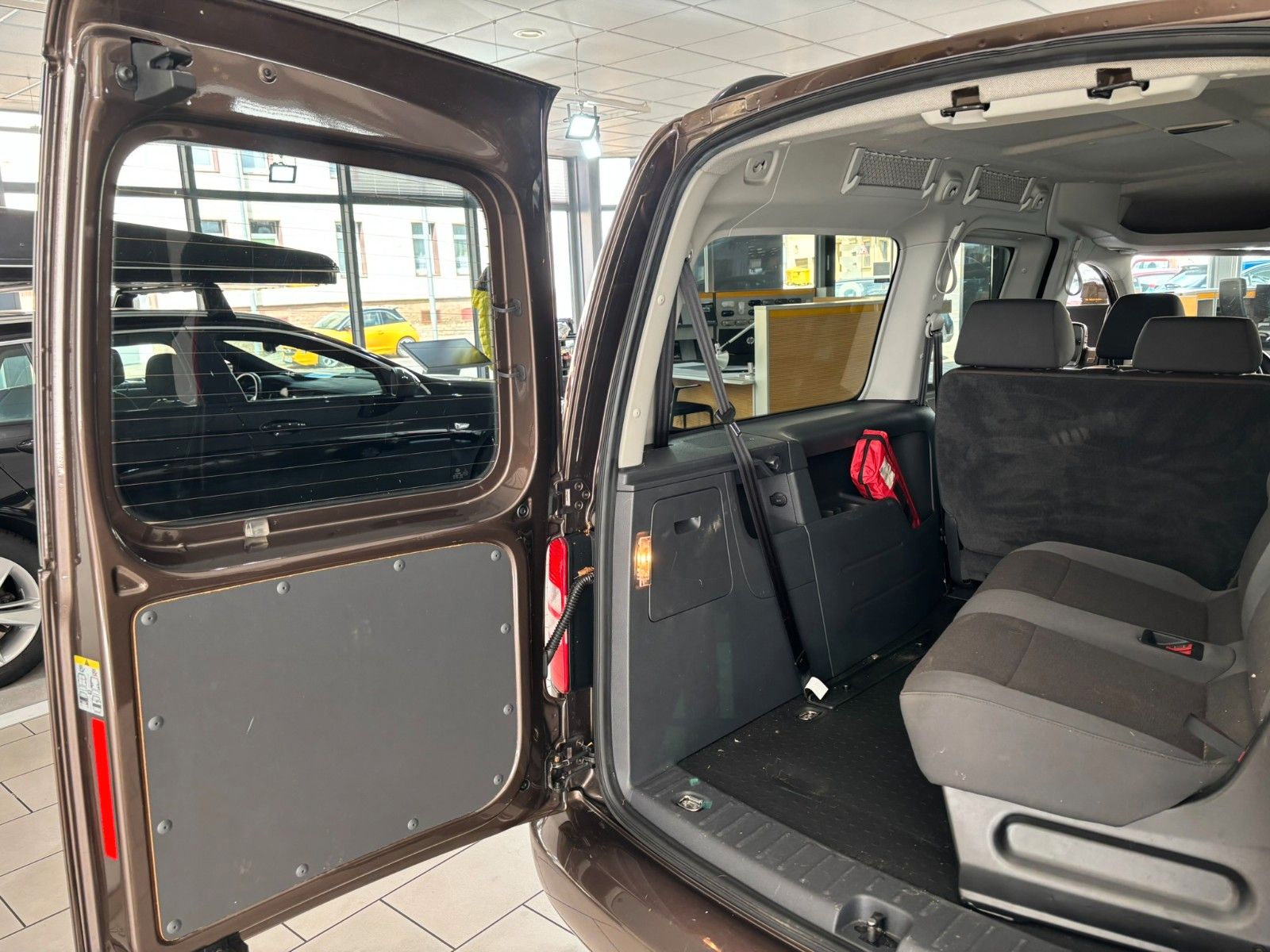 Fahrzeugabbildung Volkswagen Caddy 1.6D Kombi Maxi Trendline AHK/7-SITZER/PDC