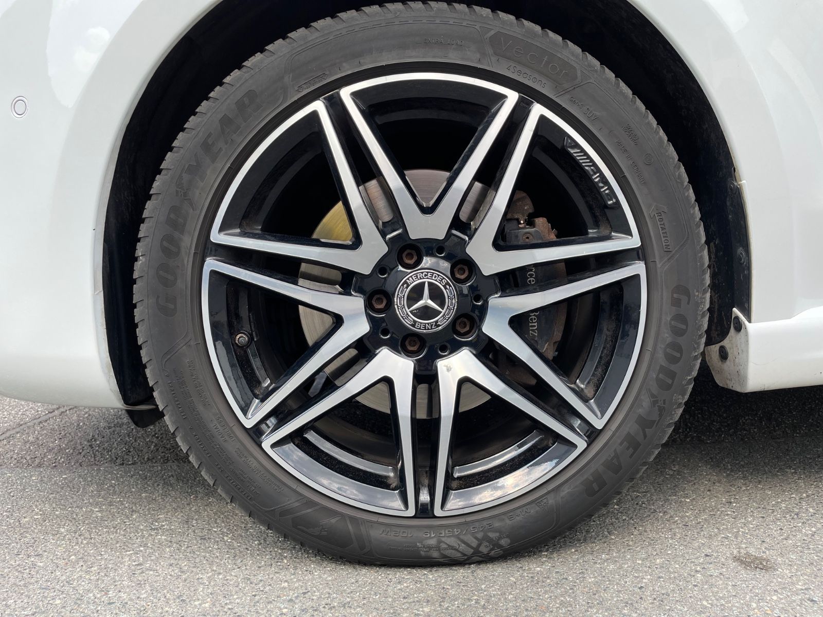 Fahrzeugabbildung Mercedes-Benz V 300 d Lang Avantgarde AMG-Line |Burmester|360°