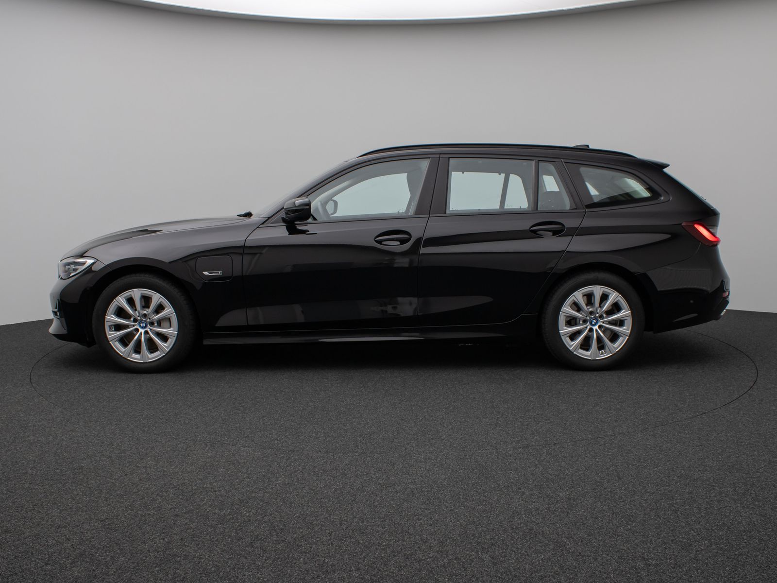 Fahrzeugabbildung BMW 330e Panorama Kamera DAB WLAN Lenkrhzg Alarm LED