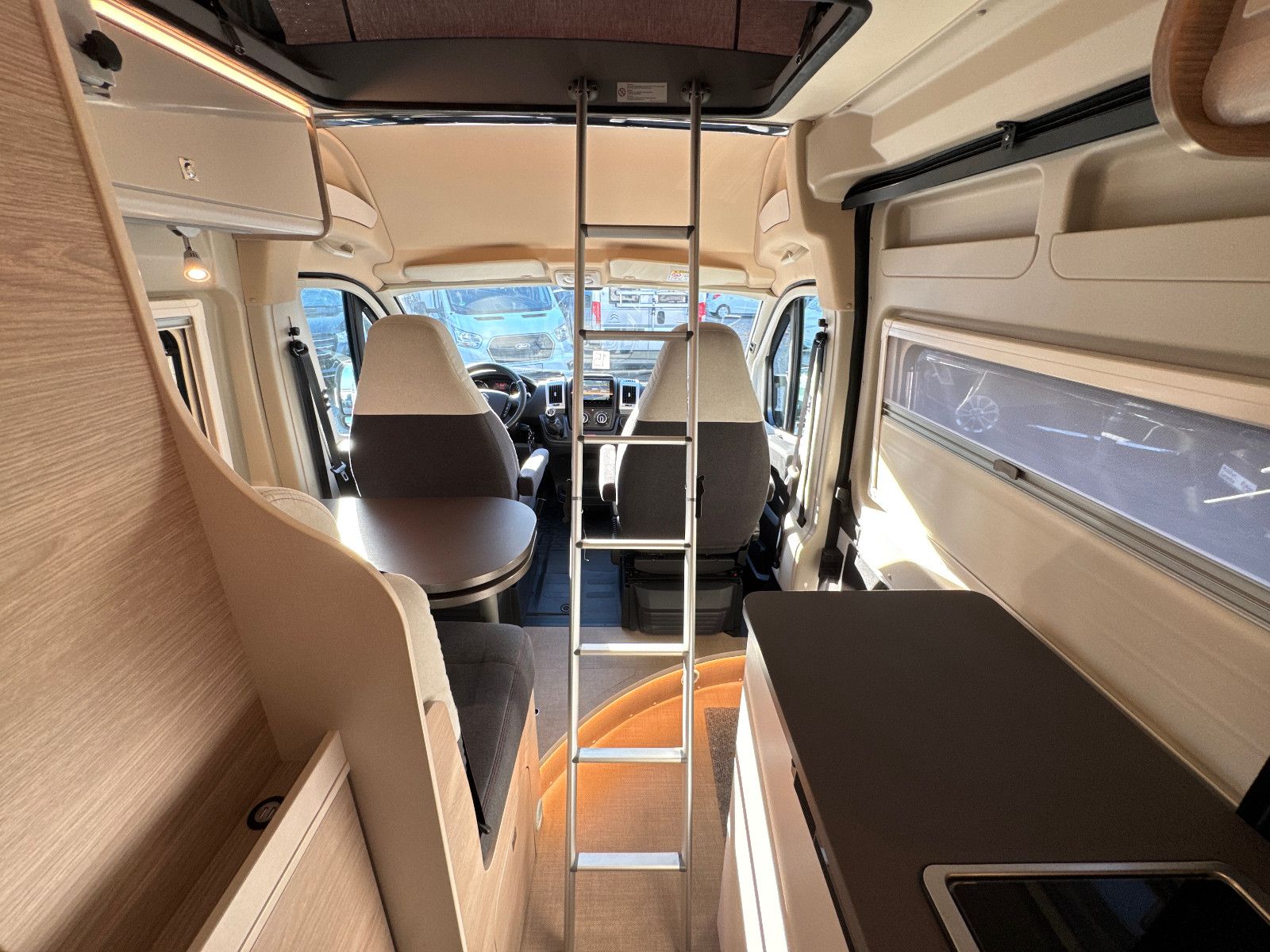 Fahrzeugabbildung Bürstner Campeo Black Forest C 600 AUFSTELLDACH SHZ NAVI+