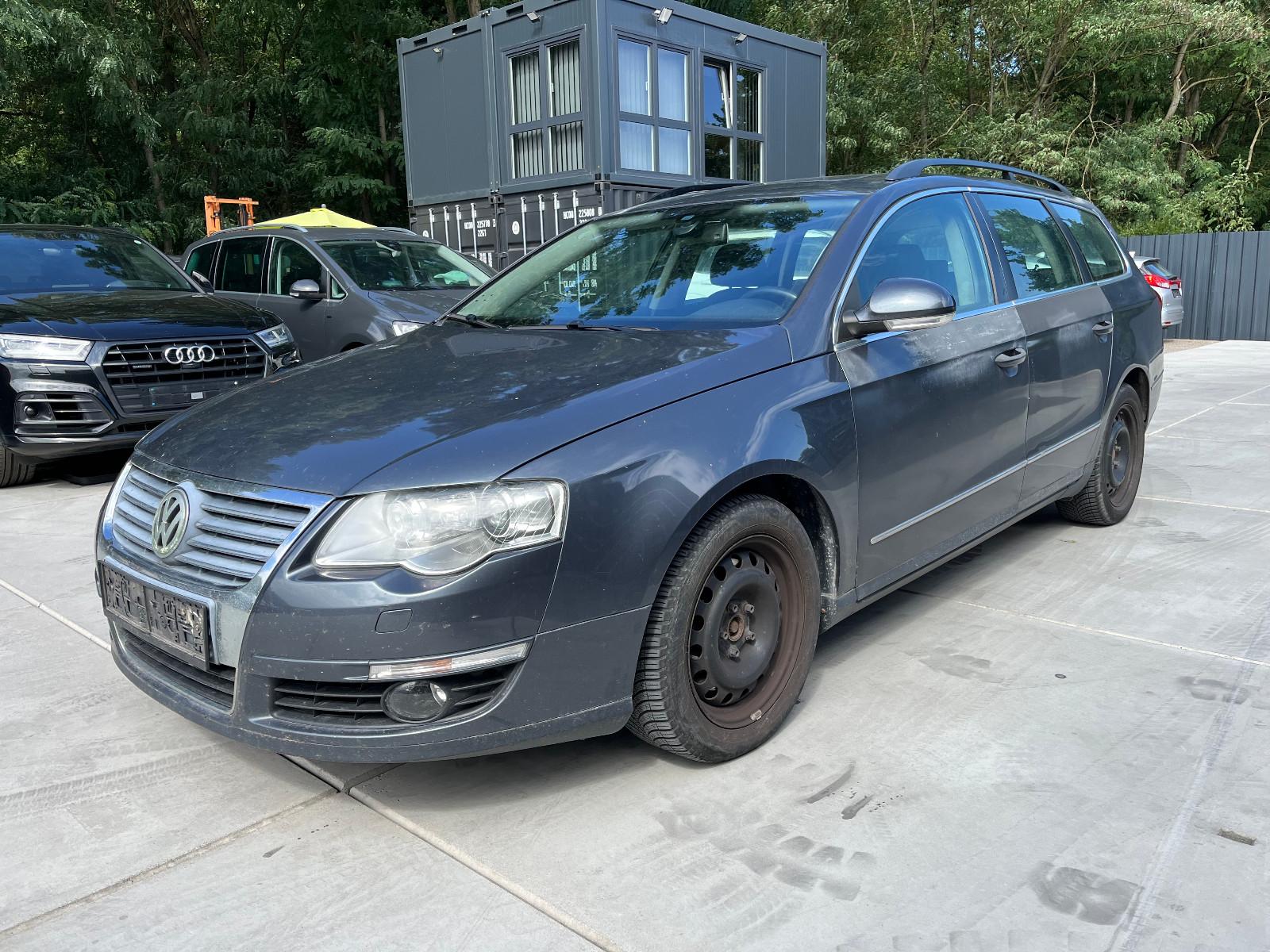 Volkswagen Passat 2010 — rear view