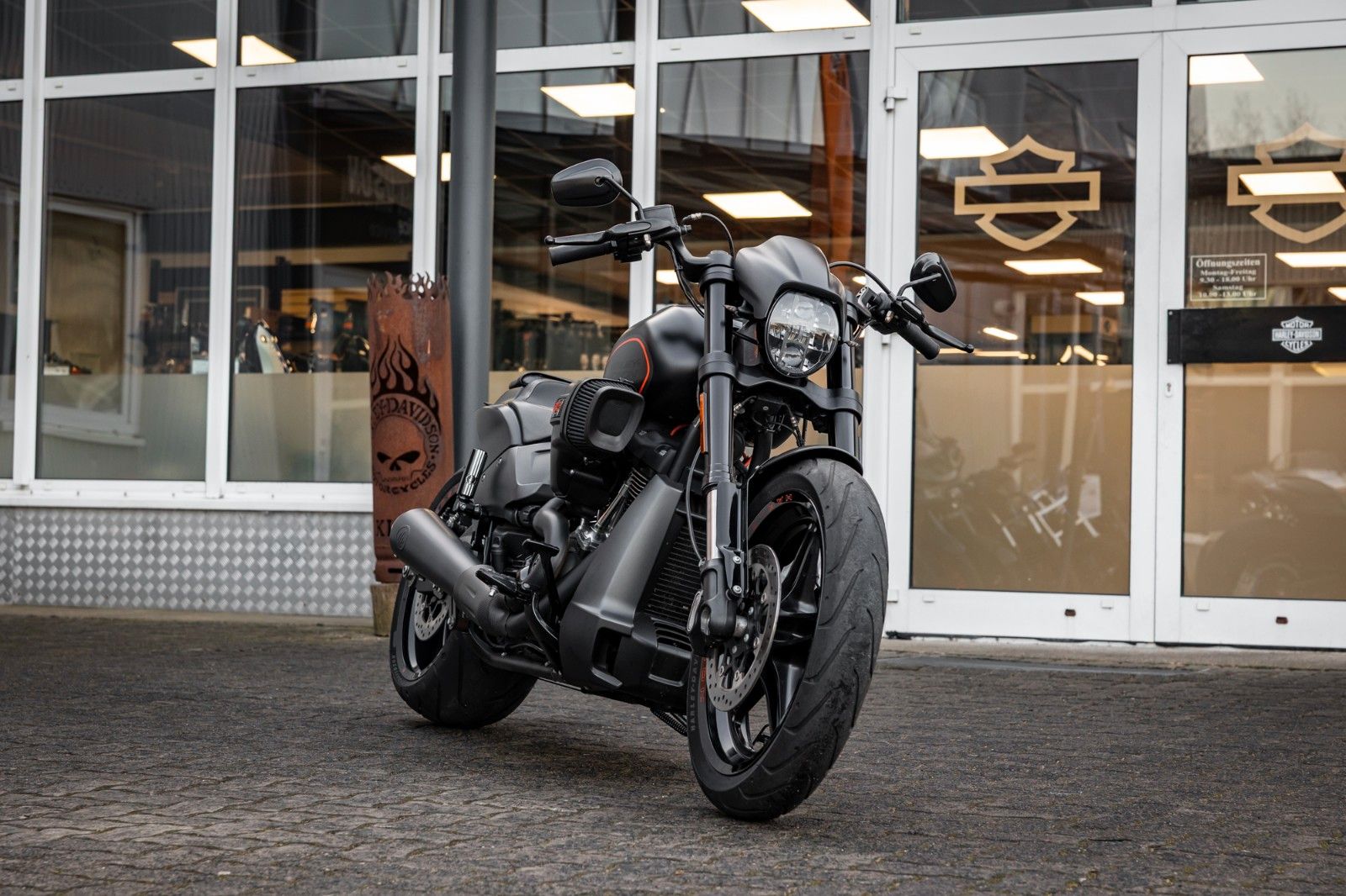 Fahrzeugabbildung Harley-Davidson FXDRS 114 CUI - KESSTECH - SEITLICHER KZH