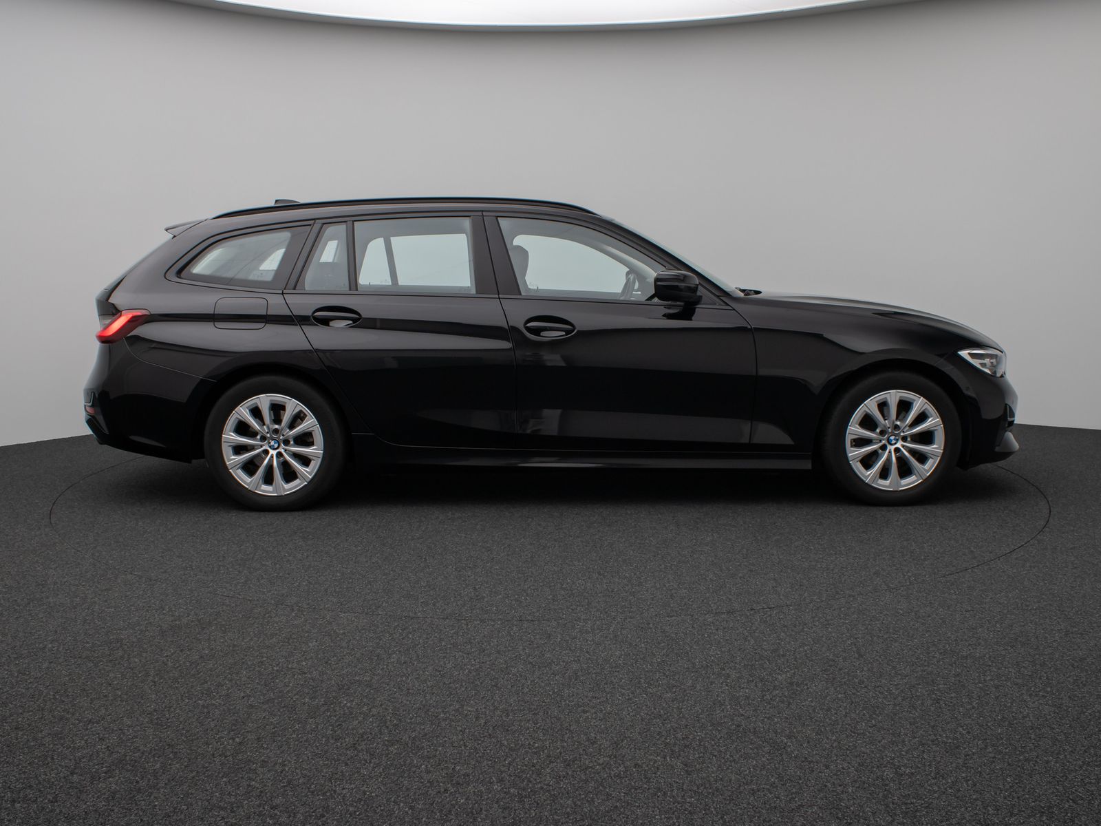 Fahrzeugabbildung BMW 320d Panorama DAB HiFi Lenkrhzg PDC AHK Alarm