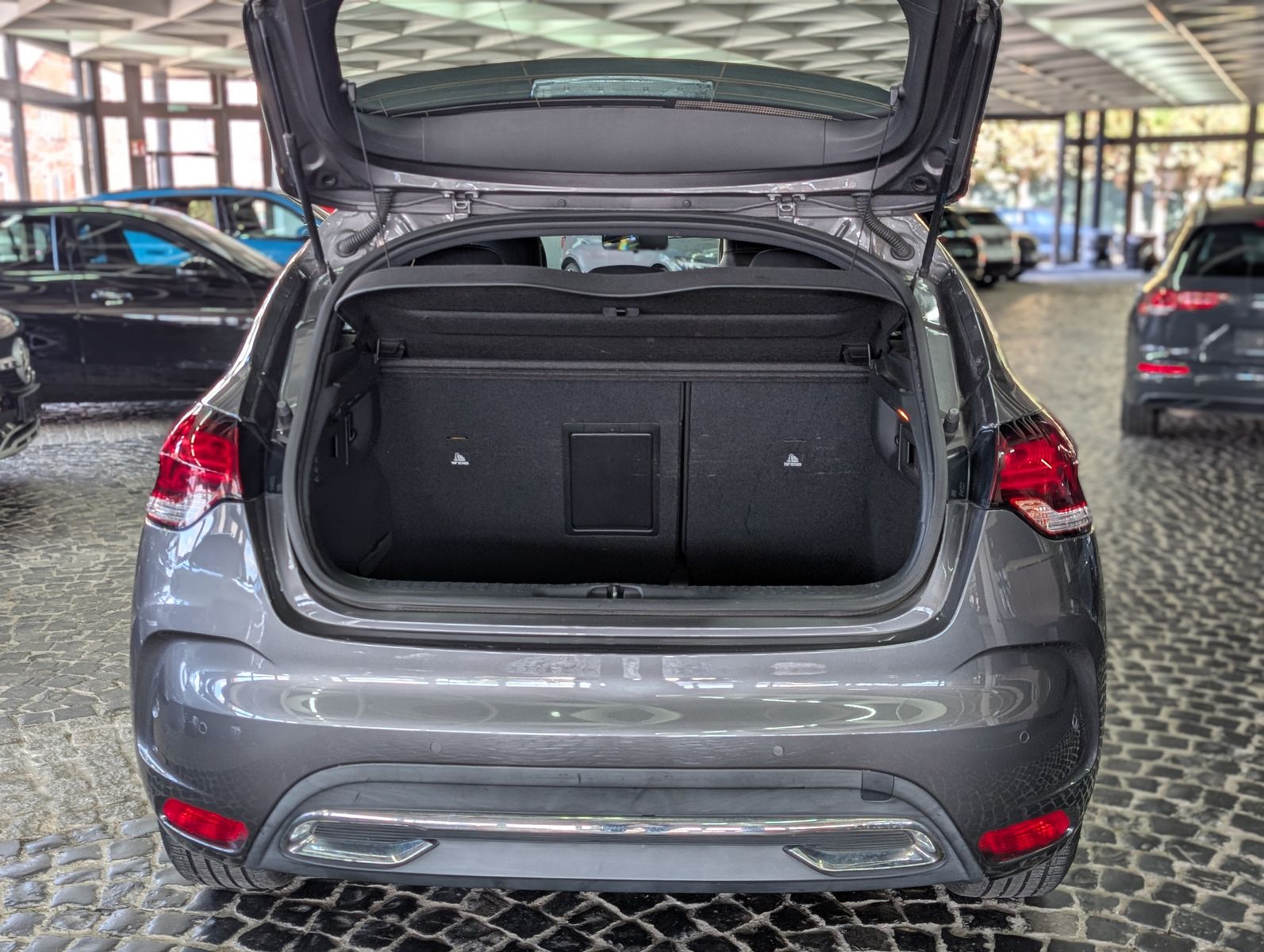 Fahrzeugabbildung DS Automobiles DS4 1.2 PureTech Basis MFL KAM TEMP SHZ PDC ALU1