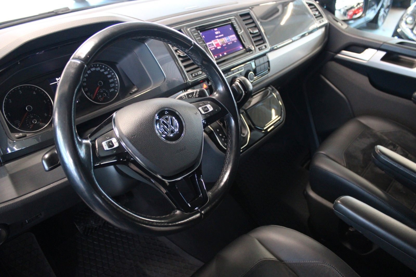 Fahrzeugabbildung Volkswagen T6 Multivan 2.0 TDi DSG Comfortline 7-Sitze AHK