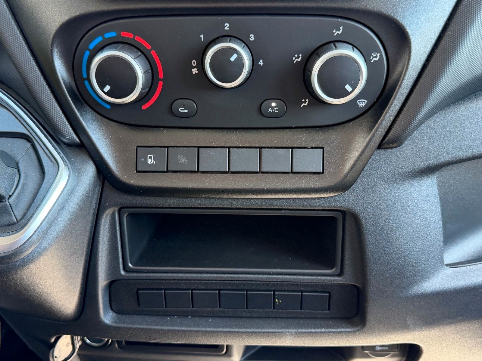 Fahrzeugabbildung Iveco Daily 35S16 H 3.0L A8 *Automatik*AHK*7-Sitze*