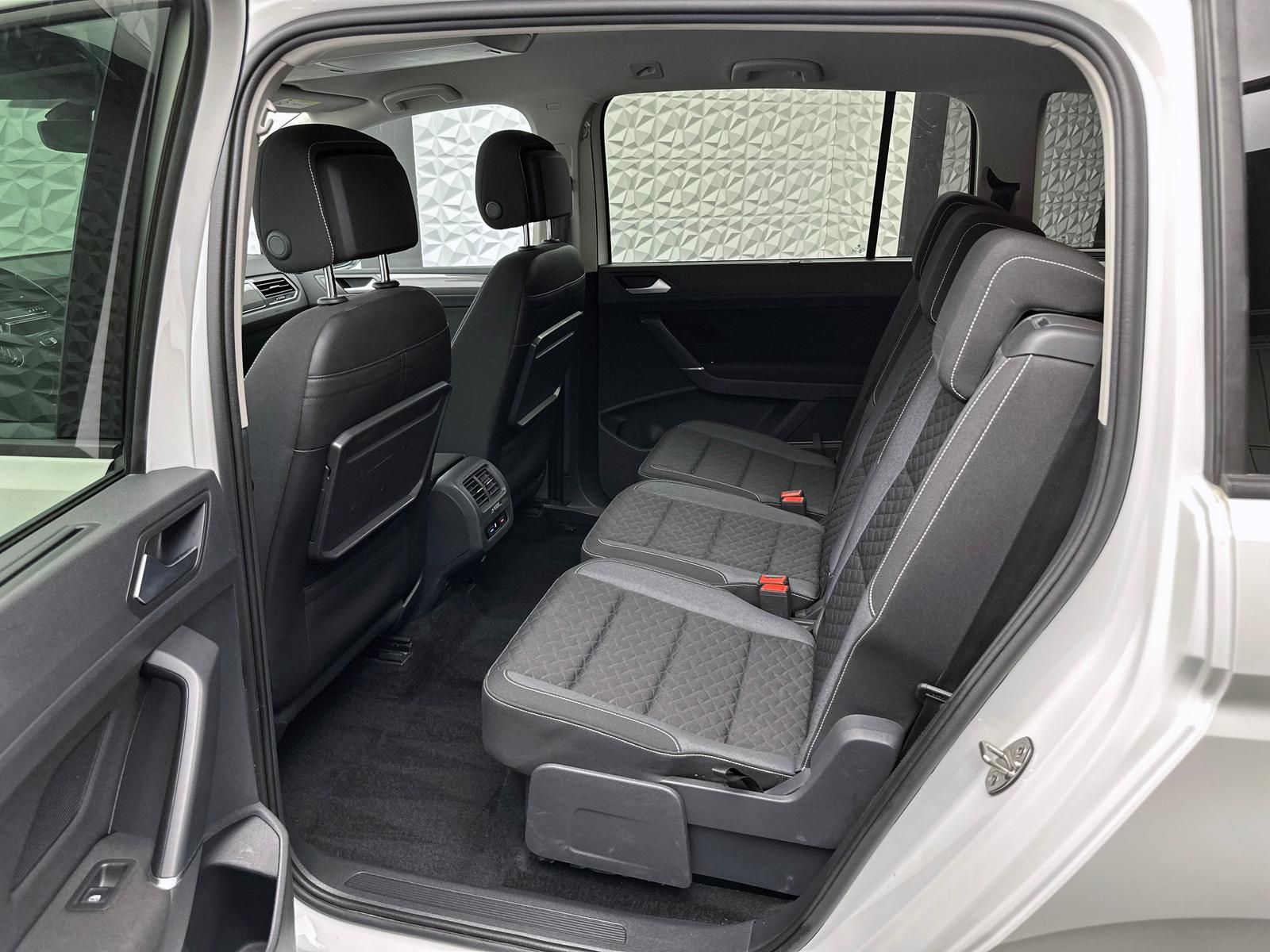 Fahrzeugabbildung Volkswagen TOURAN 1.5 TSI JOIN/7-SITZE/AHK/ACC/RCAM/NAV/DSG