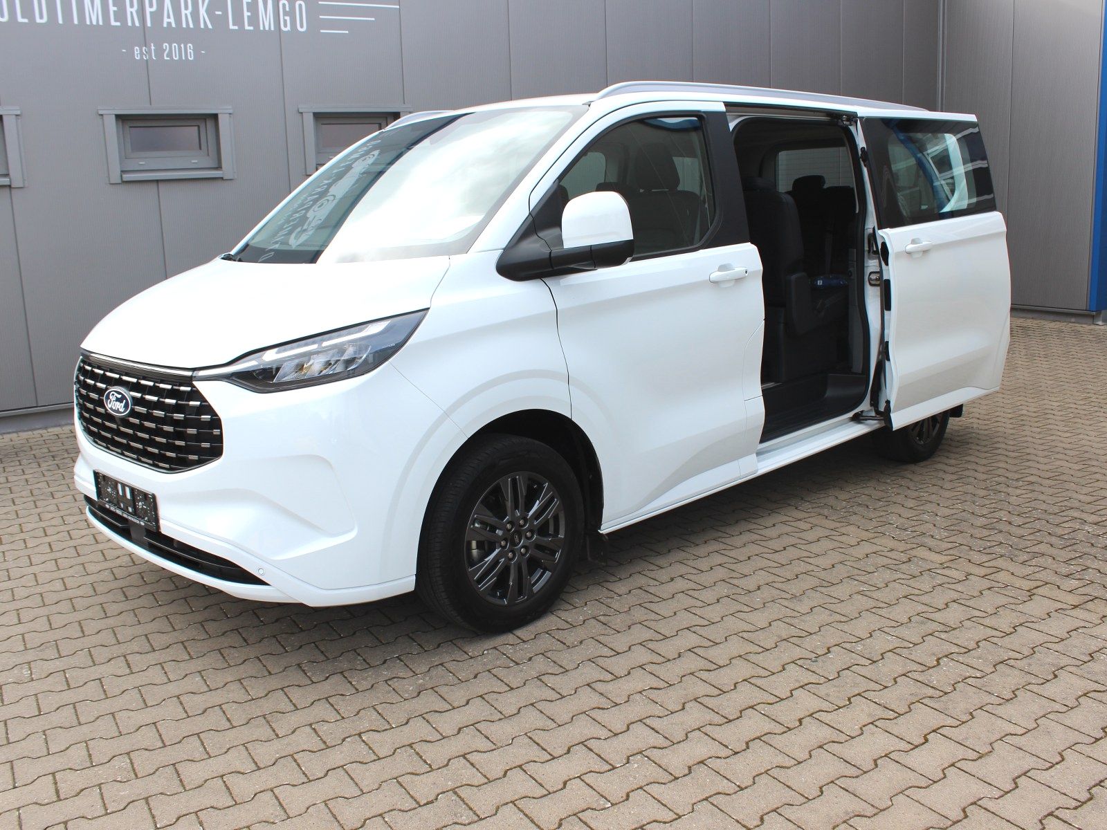 Fahrzeugabbildung Ford Tourneo Custom Plug-in Hybrid 340 L1 Titanium