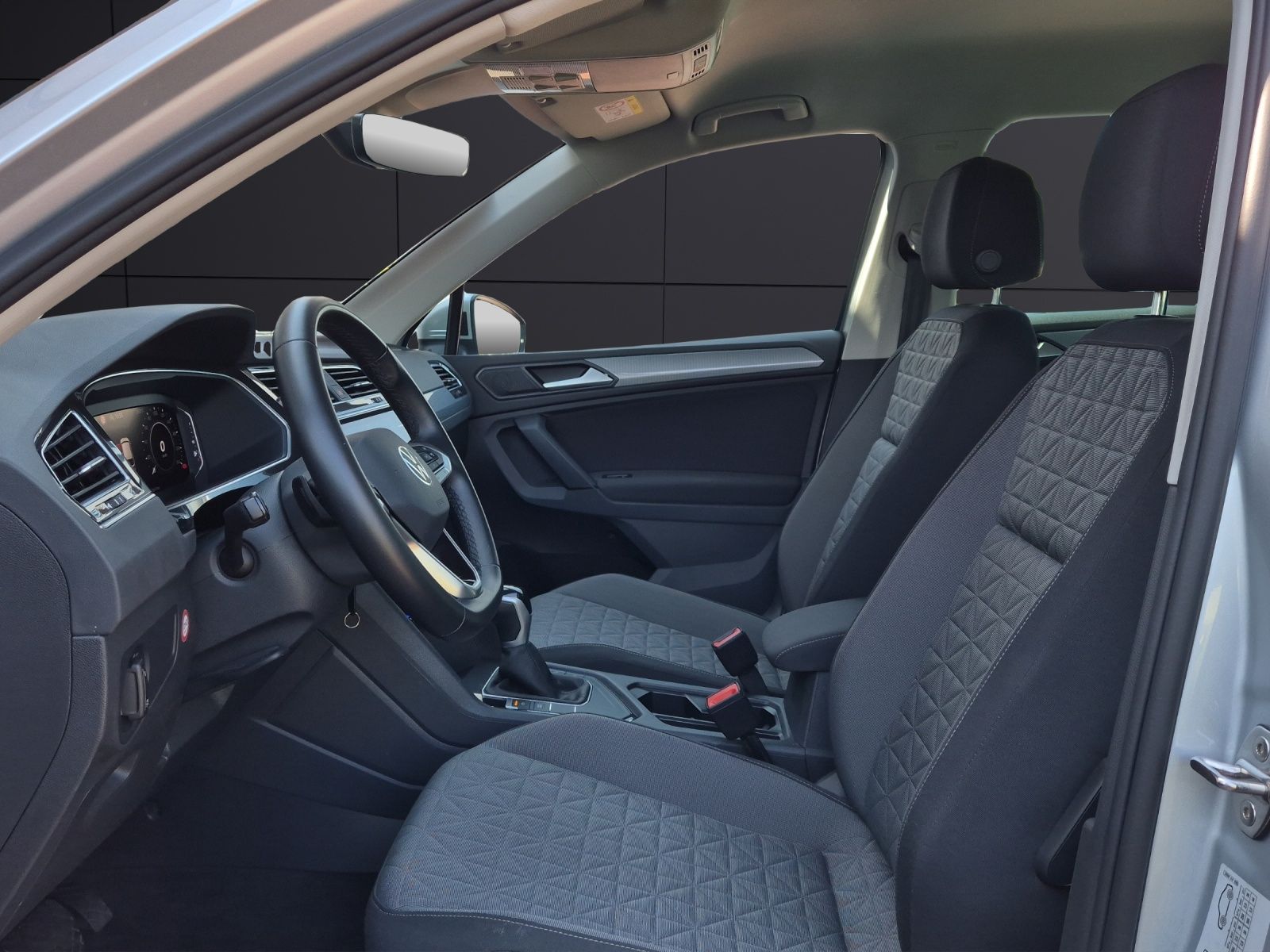 Fahrzeugabbildung Volkswagen Tiguan eHybrid Life DSG Matrix AHK Navi AID ACC