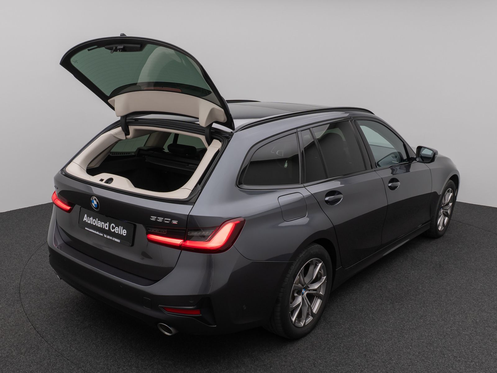 Fahrzeugabbildung BMW 330e xD Sport Line Panorama Laser Kamera HUD DAB
