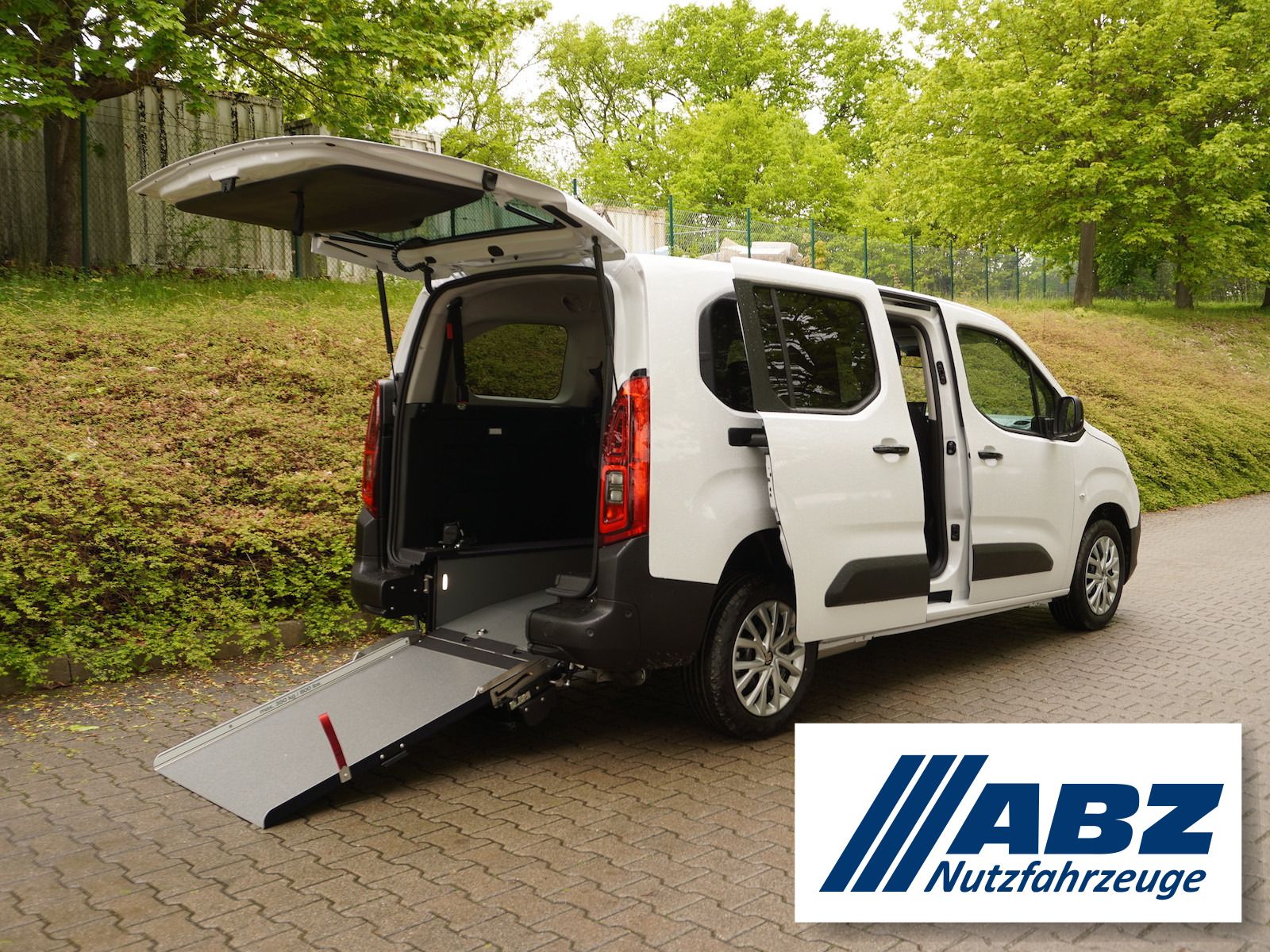Fiat Doblo Maxi Kombi 130 AT8 / Rollstuhlumbau AMF