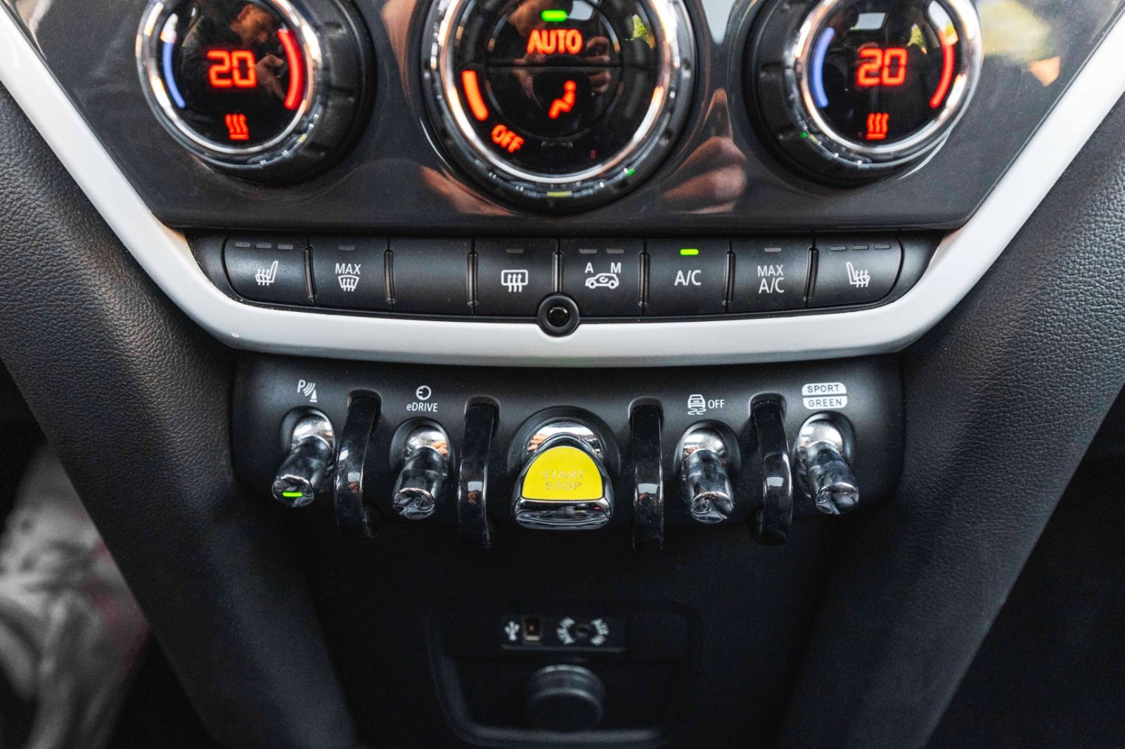 Fahrzeugabbildung MINI Cooper SE Countryman ALL4 H&K HUD LED KAM PANO