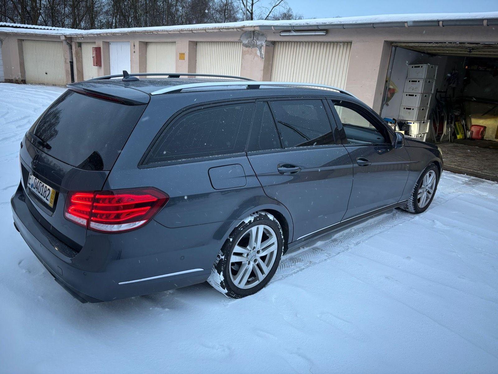 Mercedes-Benz E300 2015 — вигляд ззаду