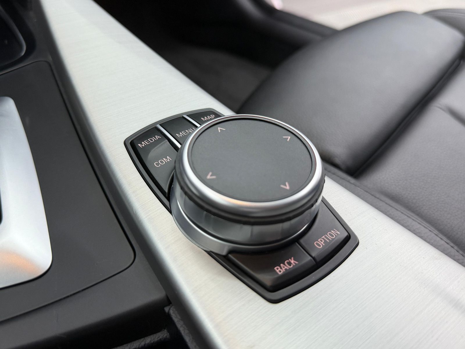 Fahrzeugabbildung BMW 320d xDrive GT M-SPORT/PANO/LEDER/HUD/AHK/AD LED
