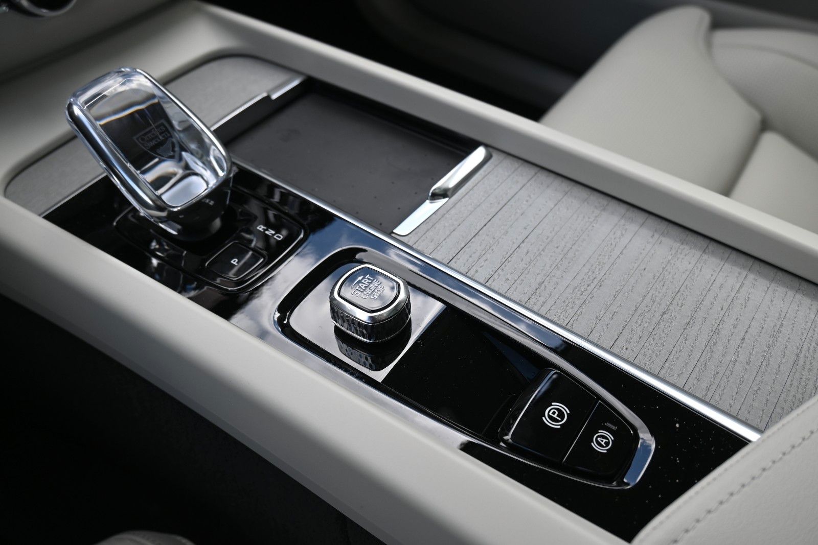 Fahrzeugabbildung Volvo XC60 B5 AWD Ultra Dark*LUFT*360°*ACC*B&W*AHK