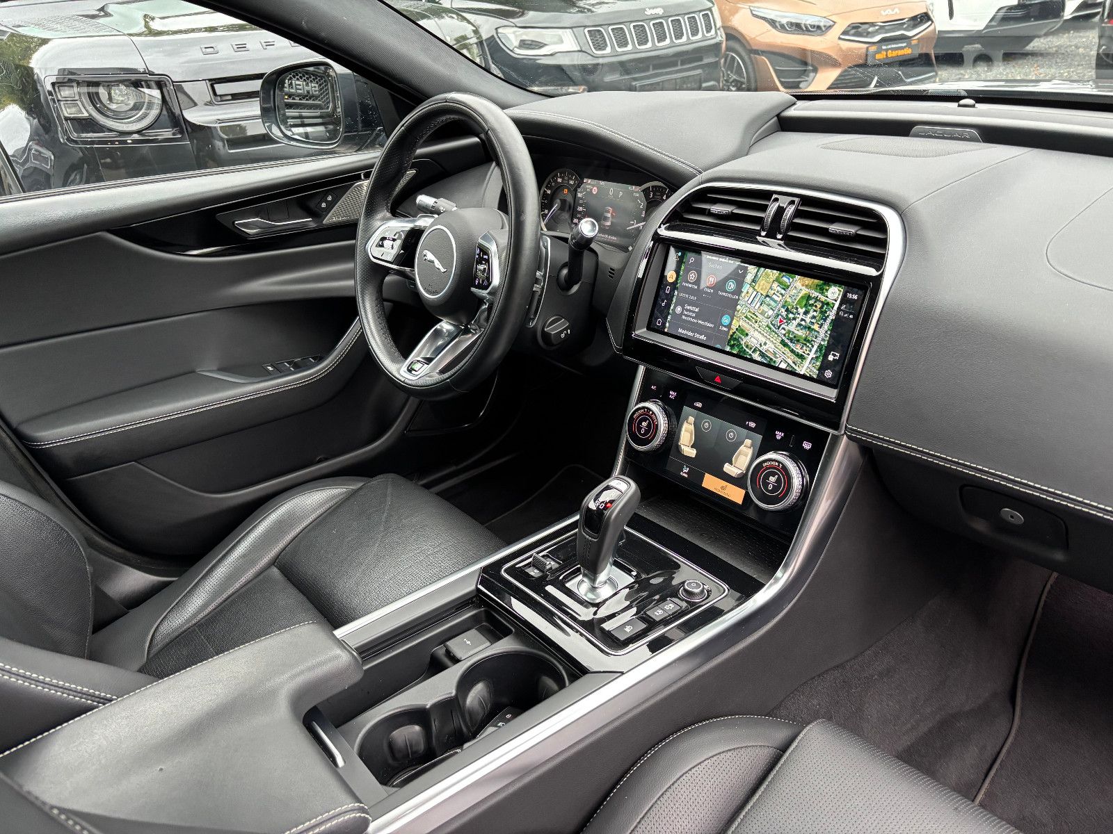 Fahrzeugabbildung Jaguar XE R-Dynamic Black/360''KAM/PANO/EXCLUSIV/MERIDI