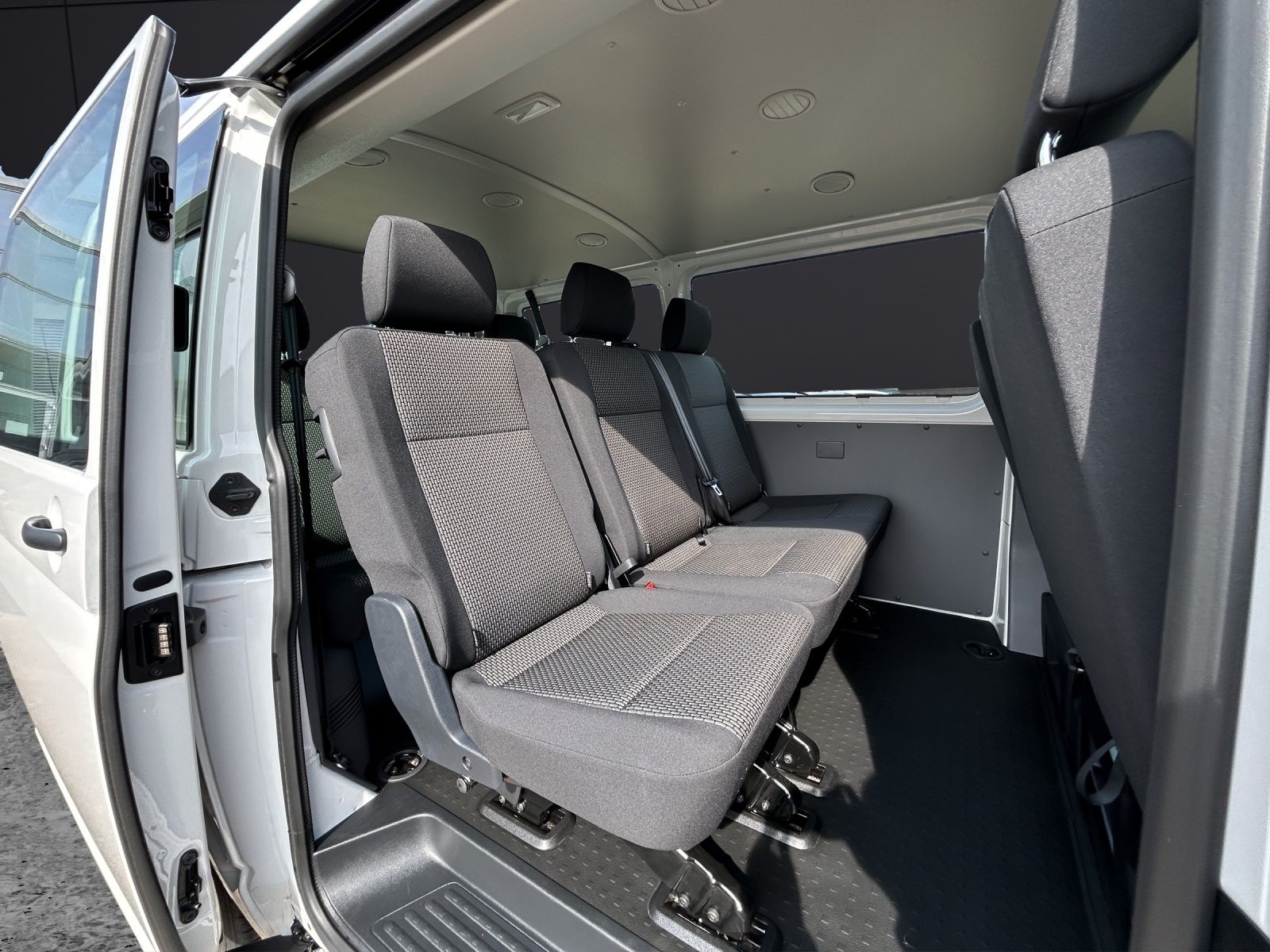 Fahrzeugabbildung Volkswagen T6 Kombi T6.1 TDI 9- Sitzer LED GRA PDK KLIMA VO