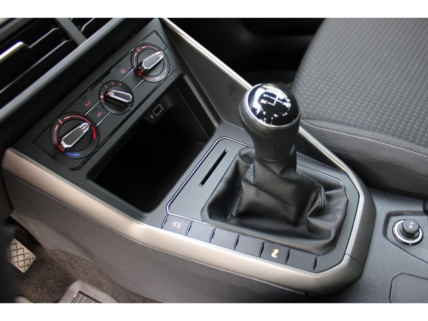 Fahrzeugabbildung Volkswagen Polo VI Comfortline Navi TWA GRA PDC Radio/CD 8