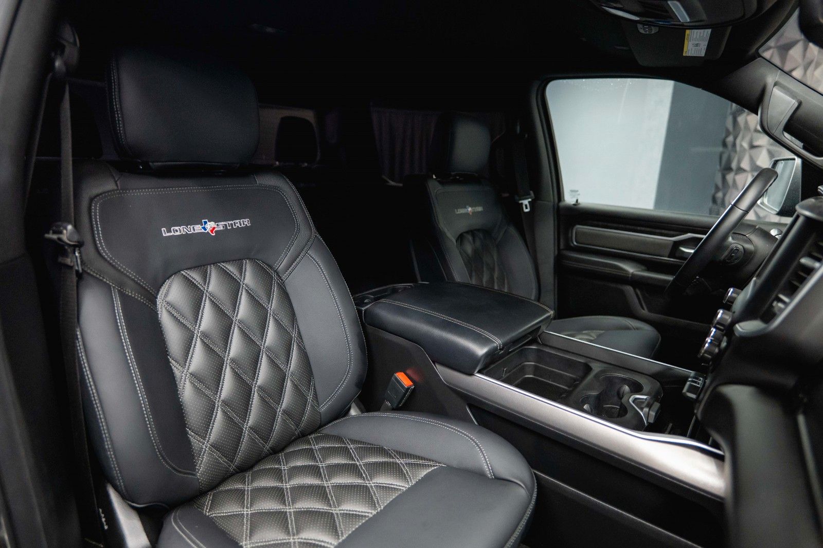 Fahrzeugabbildung Dodge RAM 5.7 V8 HEMI 4x4 OFFROAD Night-Paket *LED*19%