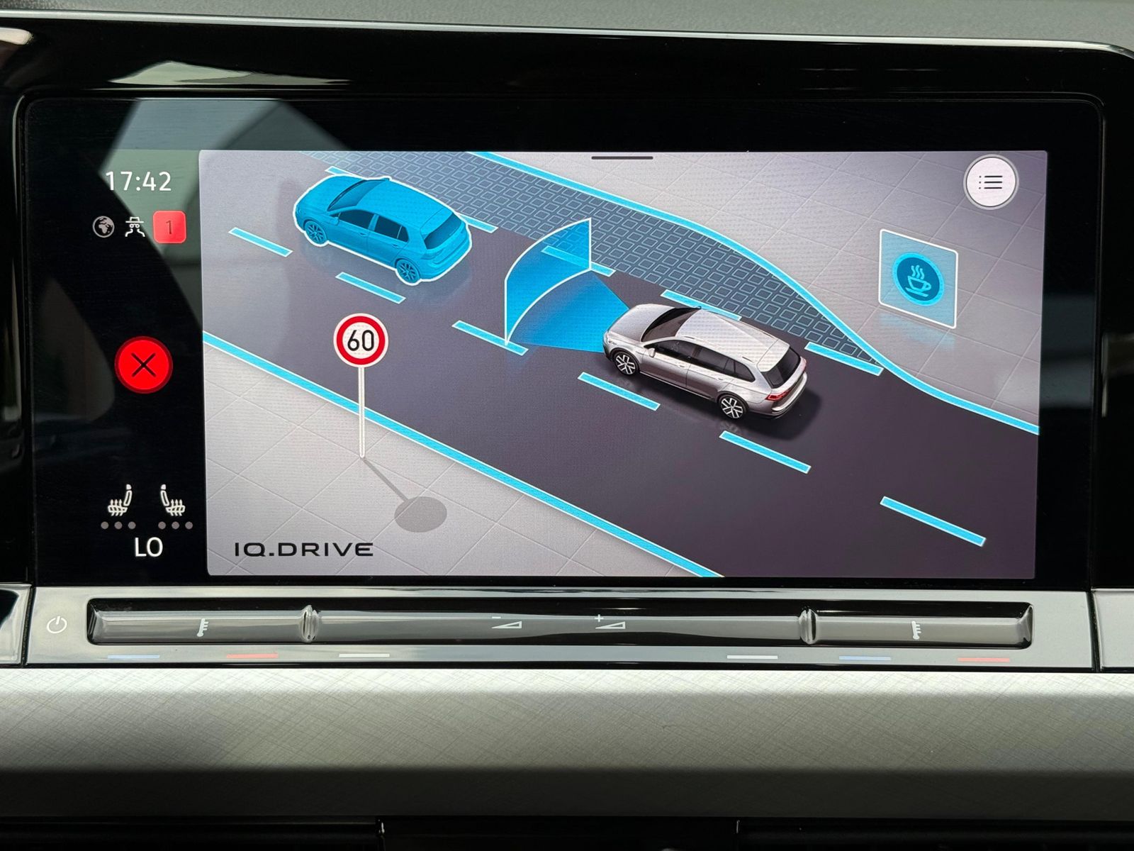 Fahrzeugabbildung Volkswagen Golf 2.0 TDI Life LED+NAVI+SHZ+AMBI+ACC+CARPLAY