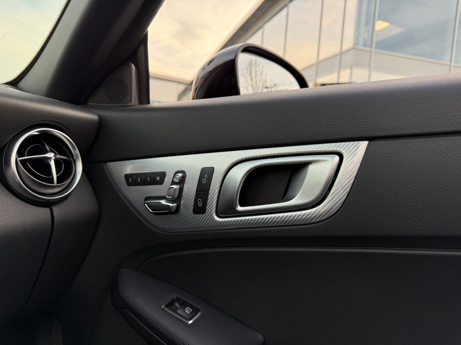 Fahrzeugabbildung Mercedes-Benz SLC 300 9G AMG Line MEMORY LED ACC