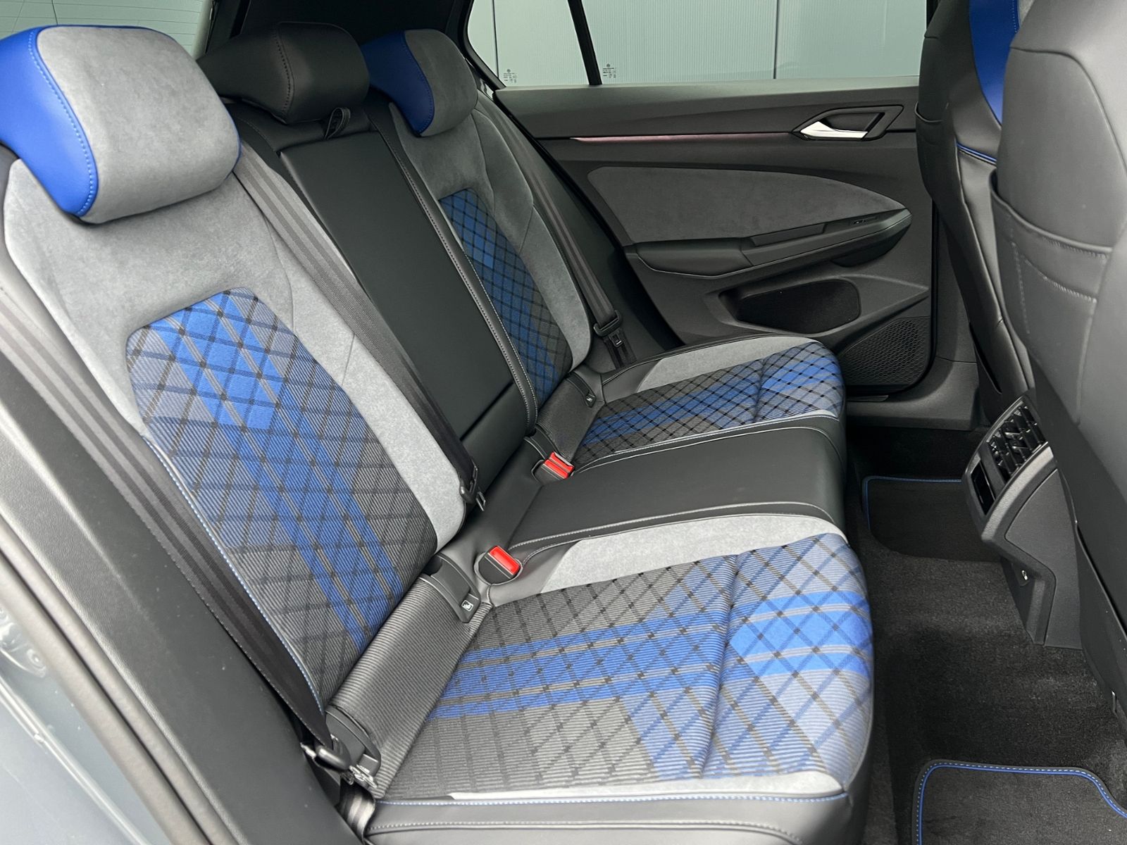 Fahrzeugabbildung Volkswagen Golf VIII R 2.0 TSI DSG 4MOTION *IQ.Light, Black