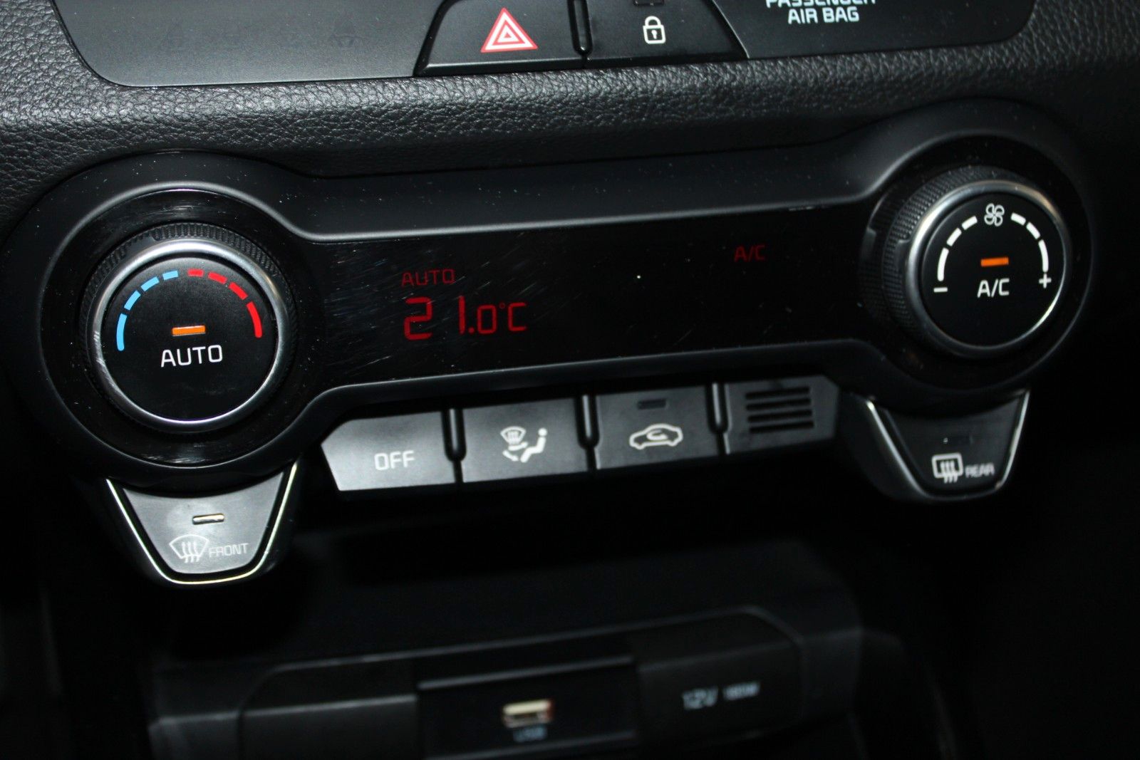 Fahrzeugabbildung Kia Stonic KLIMAAUTO Kamera PDC DAB SHZ LHZ 1.Hand