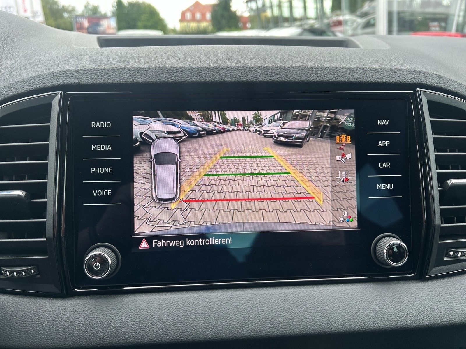 Fahrzeugabbildung SKODA Karoq TSI Sportline 4x4 AHZV MATRIX RFK ACC NSW