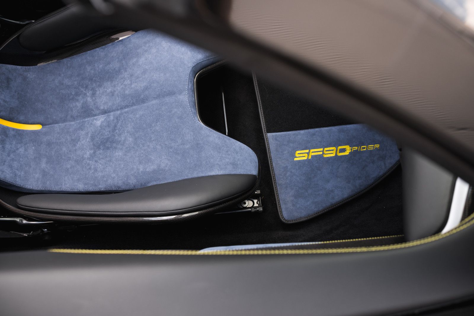 Fahrzeugabbildung Ferrari SF90 -Foliert-Lift-KarbonRacingSitze-JBL