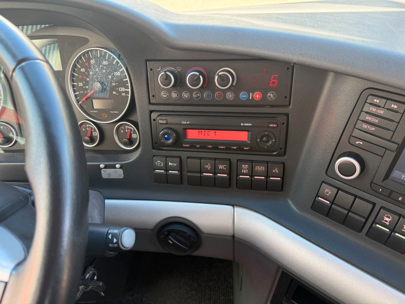 MAN  2015 - Image 21 of 40