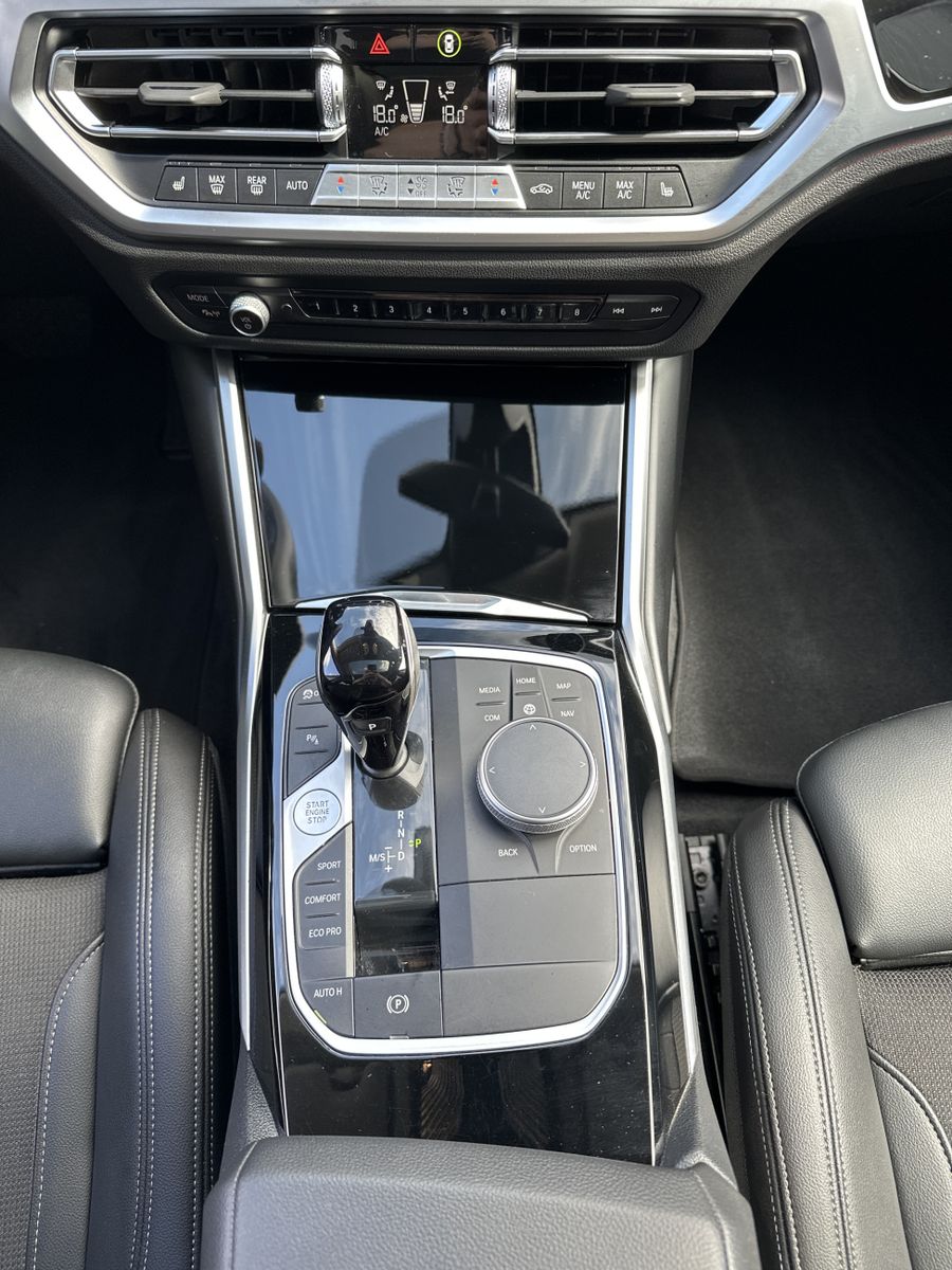 Fahrzeugabbildung BMW 320d Touring xDrive Sport-Line NAV+LED+AHK+PANO