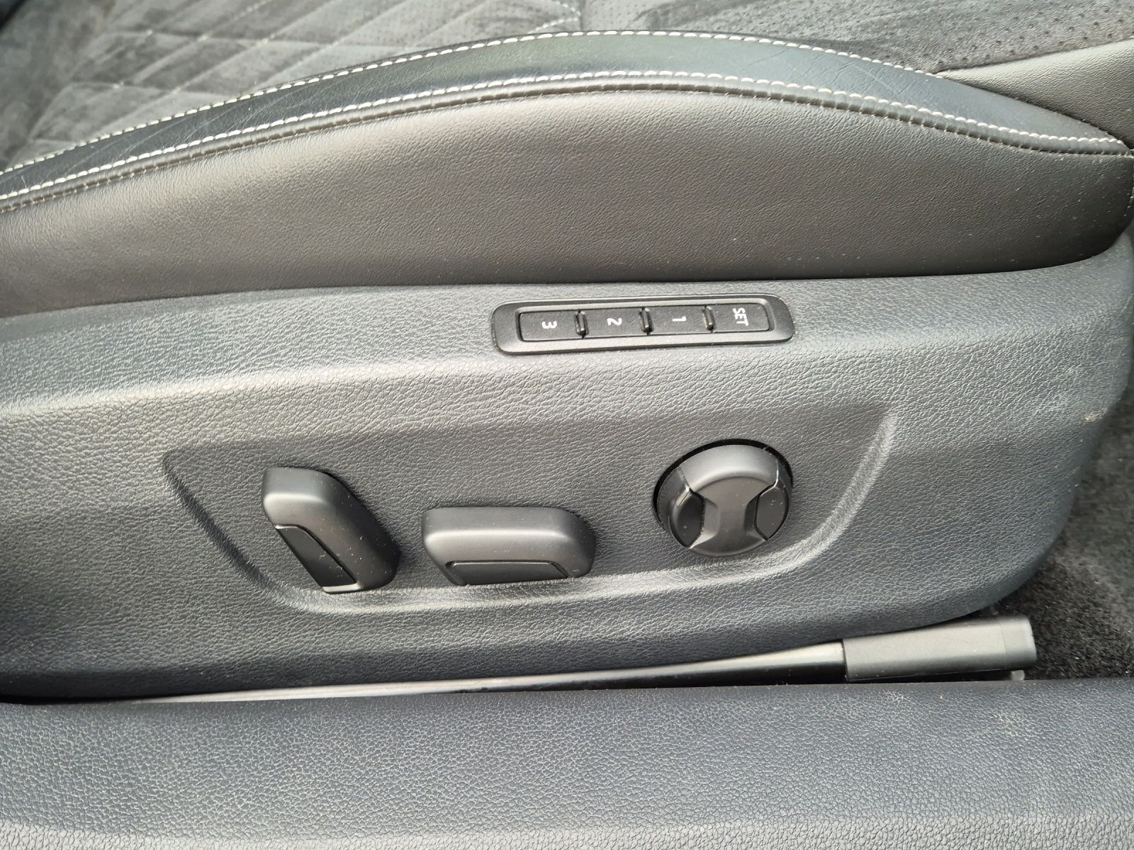Fahrzeugabbildung SKODA Superb Combi TDI Sportline DSG 4x4 Matrix AHK Na