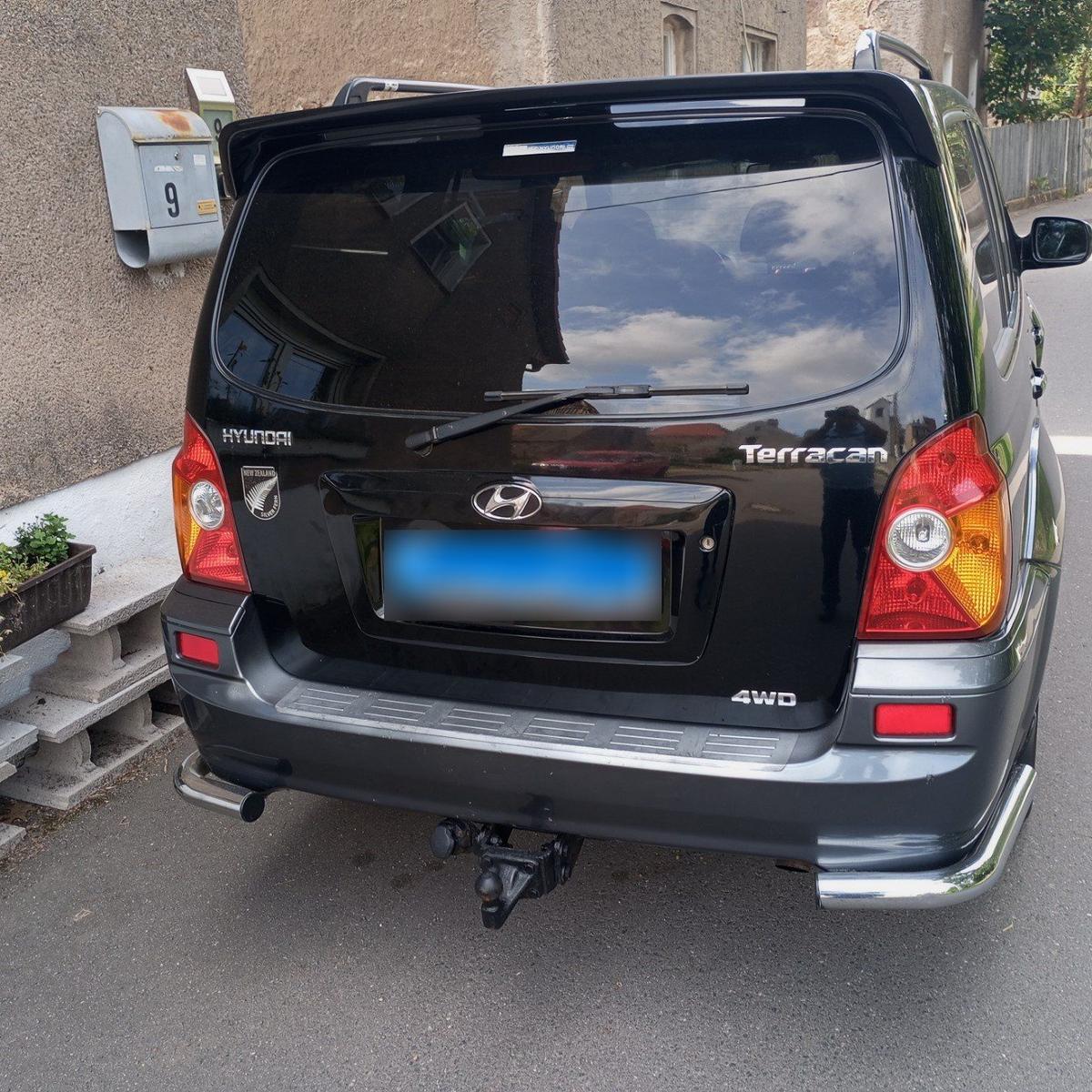 Hyundai Terracan 2004 — rear view