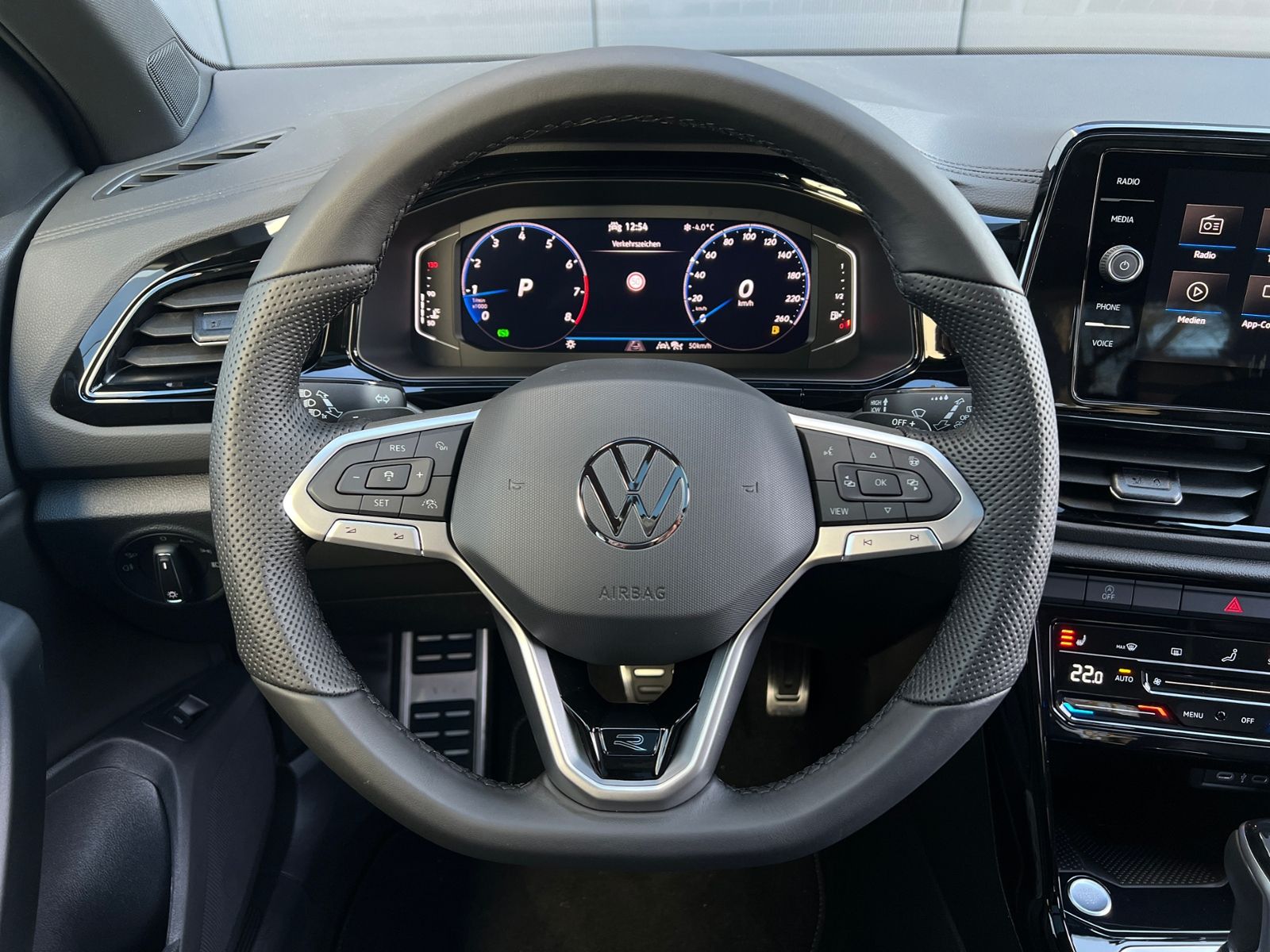 Fahrzeugabbildung Volkswagen T-Roc R-Line 1.5 TSI DSG *AHK, Pano, Black Style