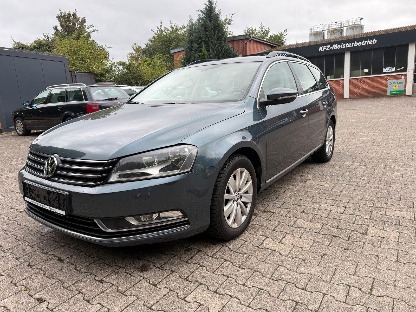 Volkswagen Passat 2011 — rear view