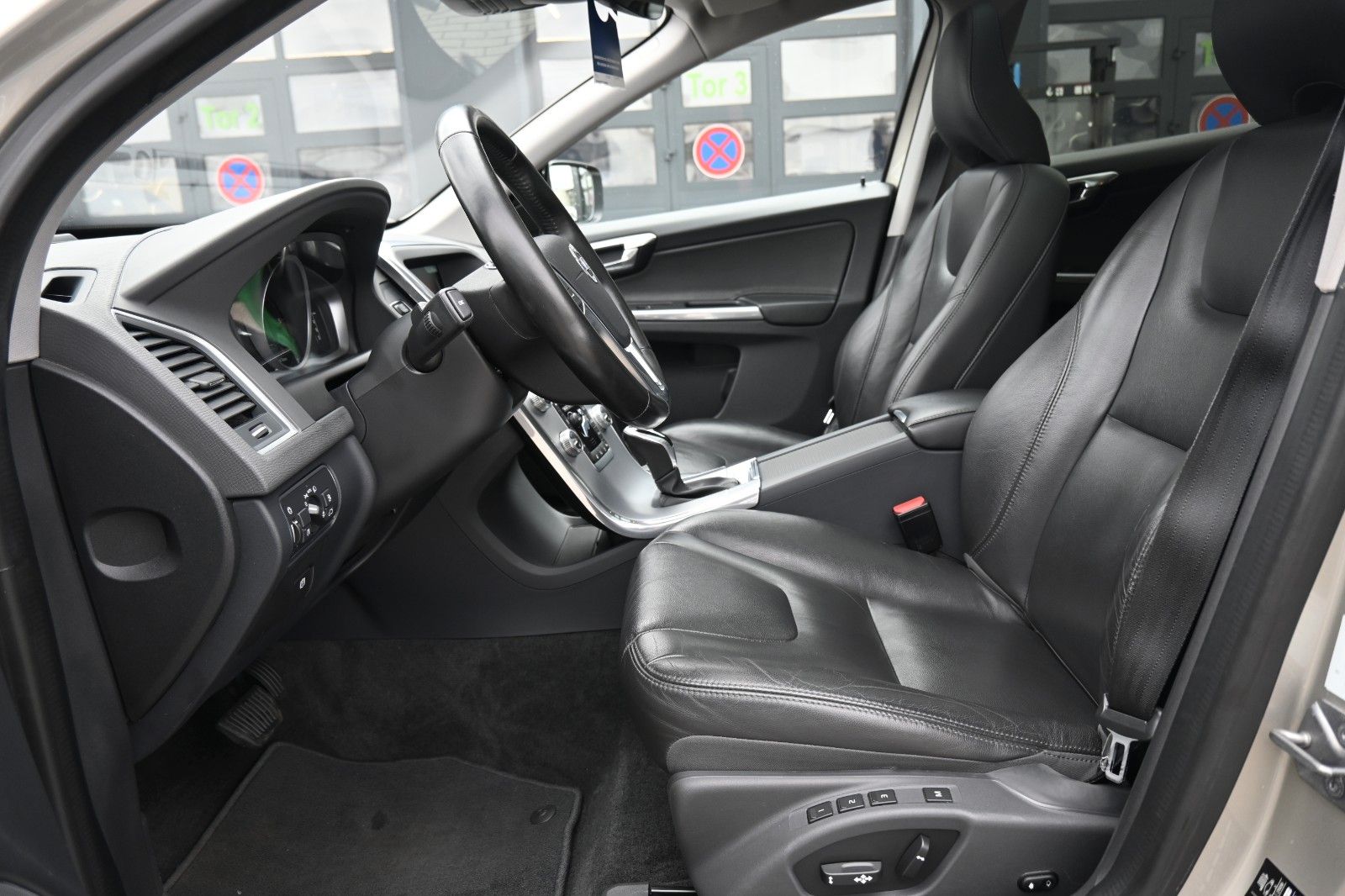 Fahrzeugabbildung Volvo XC60 D4 Momentum*BLIS*STHZ*PANO*BiXenon*CAM*DAB