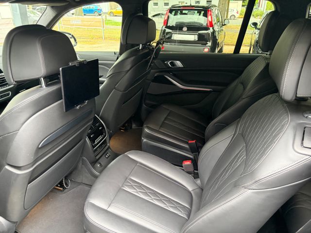 Fahrzeugabbildung BMW X7 M50 d