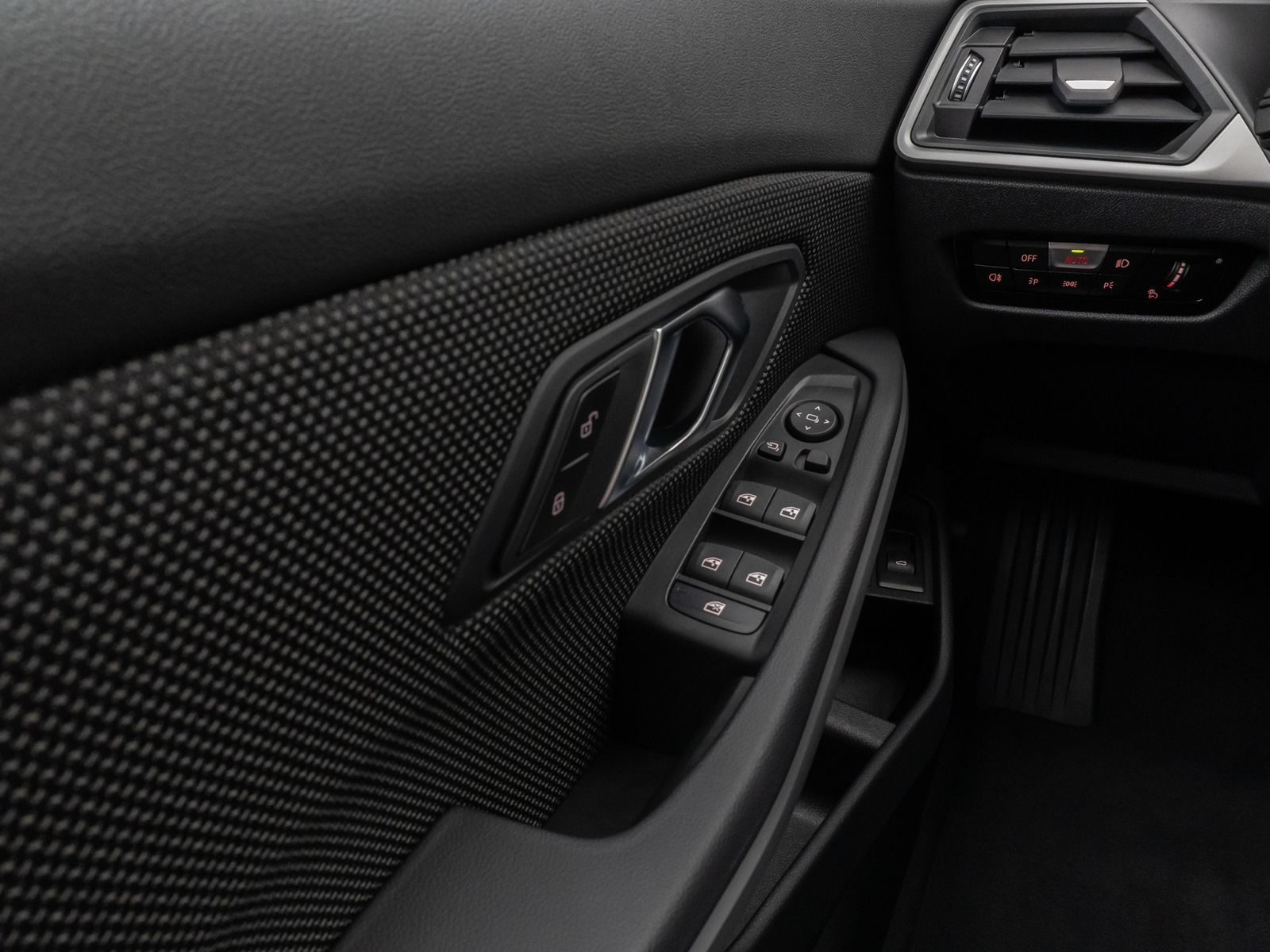 Fahrzeugabbildung BMW 330e DAB CockPit+ PDC LED Geschwindigkeitsreg