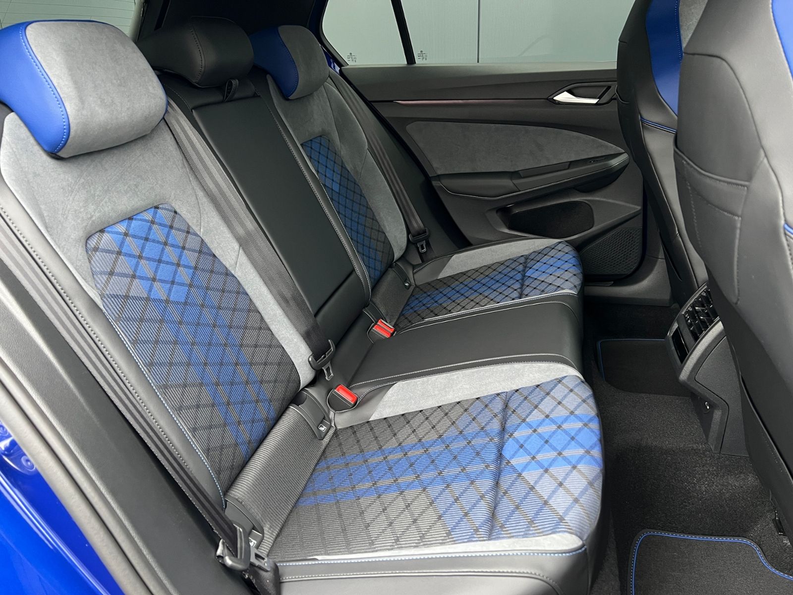 Fahrzeugabbildung Volkswagen Golf VIII R 2.0 TSI DSG 4MOTION *IQ.Light, Black