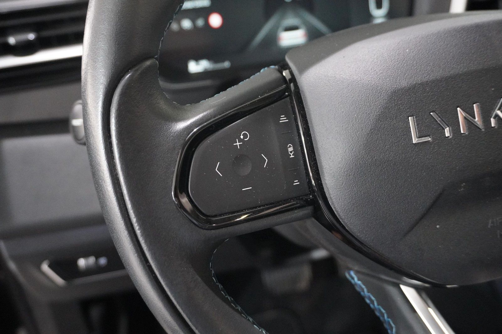 Fahrzeugabbildung Lynk&Co 01 1.5T HEV HYBRID NAVI/LED/SPORT/VIRT./PANO/DAB