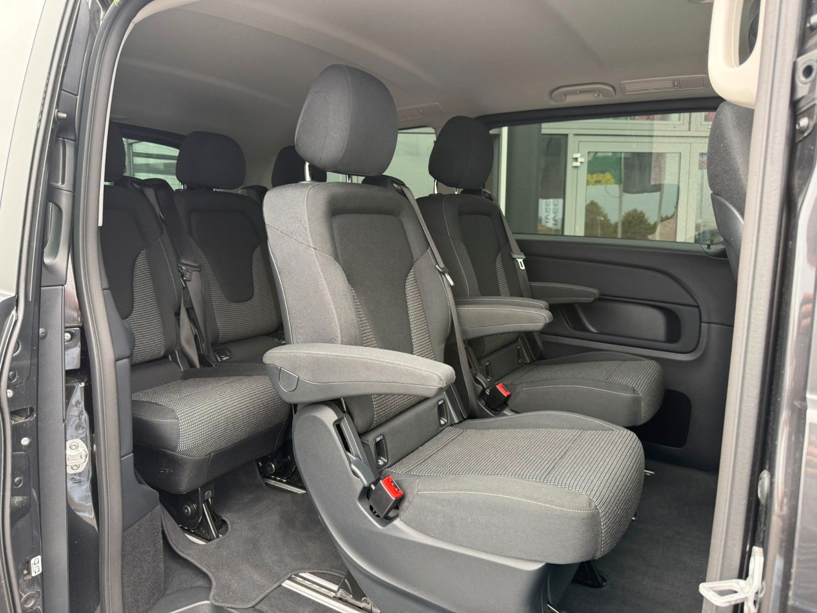 Fahrzeugabbildung Mercedes-Benz V 300 d STYLE 4MATIC AHK2,5t DISTRONIC MULTIBEAM