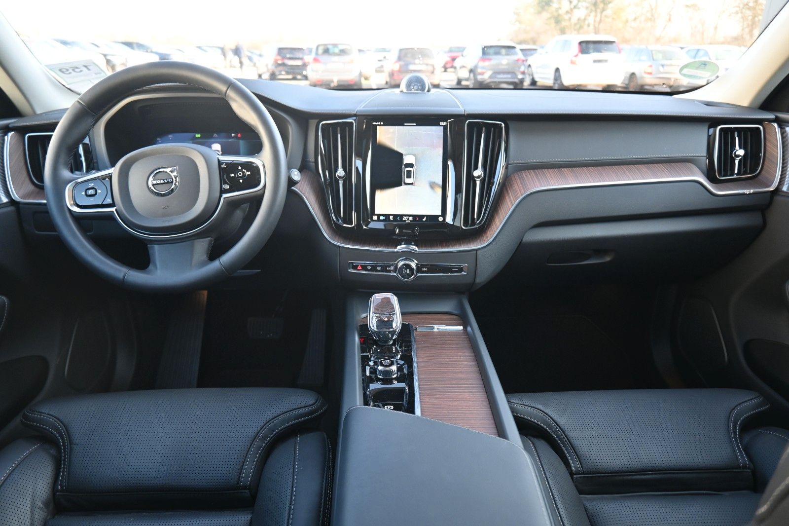 Fahrzeugabbildung Volvo XC60 Ultimate Dark AWD*MASS*LUFT*B&W*NAV*HUD*AHK