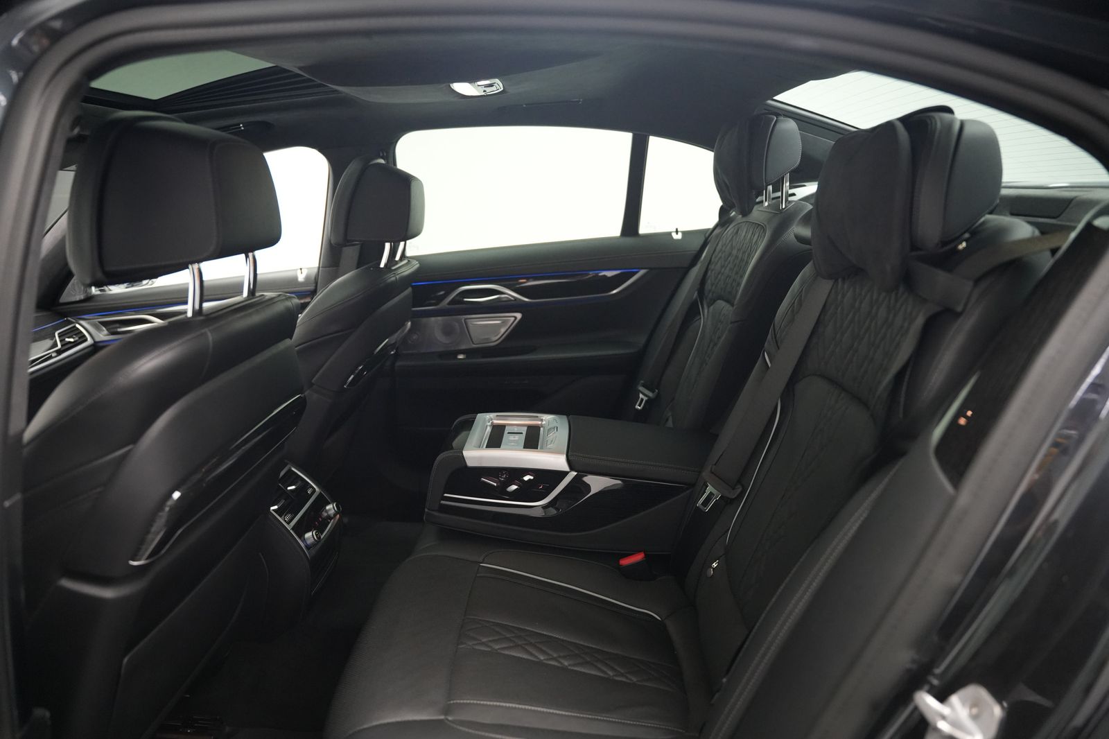 Fahrzeugabbildung BMW 750 750 xDrive*M-Paket*S-Dach*Bowers&Wilkins*HUD