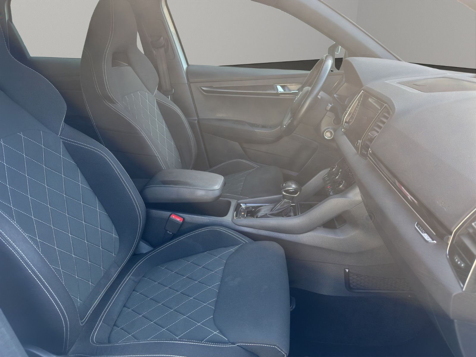 Fahrzeugabbildung SKODA KAROQ SPORTLINE DSG LED AHK APP KAMERA